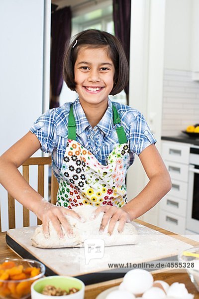 Porträt des Mädchens in Küche Backen