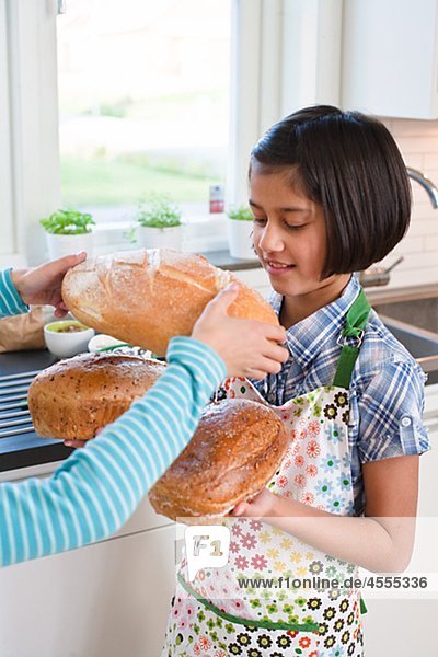 Schwestern hält loafs Brot