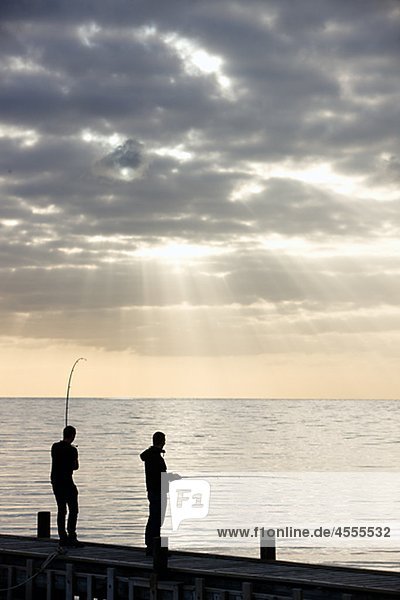 Zwei Männer Angeln vom jetty