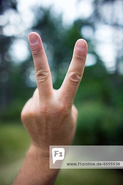 Nahaufnahme der männlichen Hand zeigt Peace-Zeichen