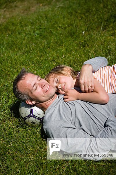 liegend liegen liegt liegendes liegender liegende daliegen Menschlicher Vater Sohn Gras