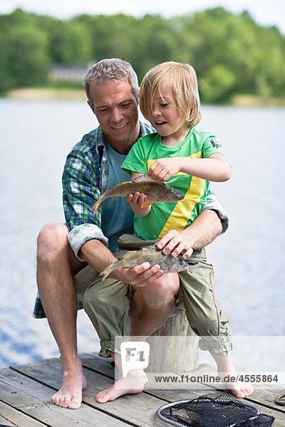 sitzend Menschlicher Vater Sohn Steg