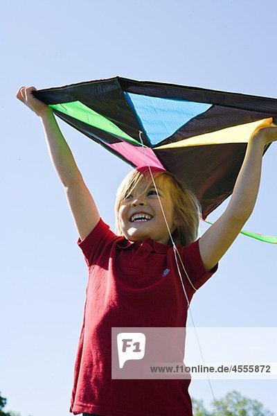 Portrait Junge hält Kite