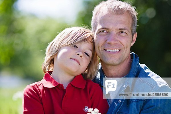Vater und Sohn Portrait in hellem Sonnenlicht