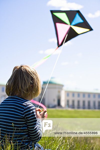 Boy flying Kite in hellem Sonnenlicht