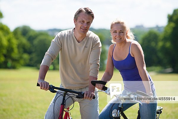 junges Paar fährt Fahrrad im park