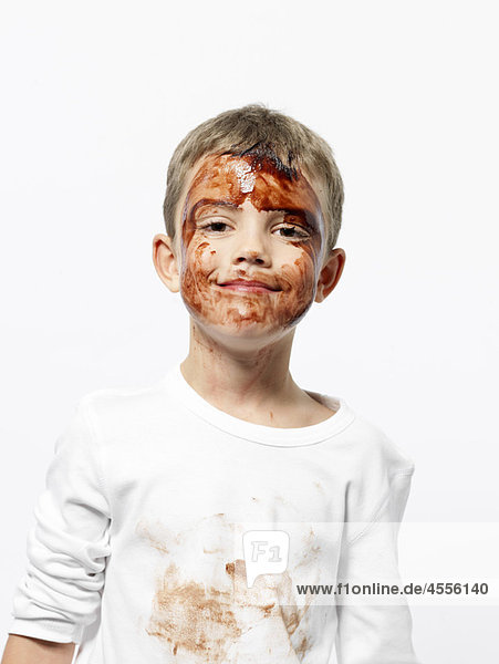 Junge mit Schokoladensoße überzogen