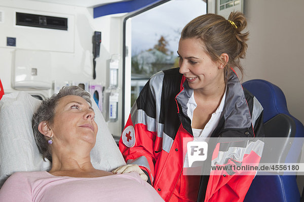 Ambulante Frau  die sich um die Frau kümmert.