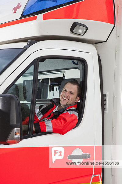 Krankenwagenfahrer in der Kutsche  lächelnd