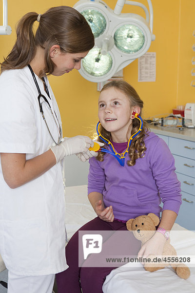 Krankenschwester erklärt Mädchen Stethoskop