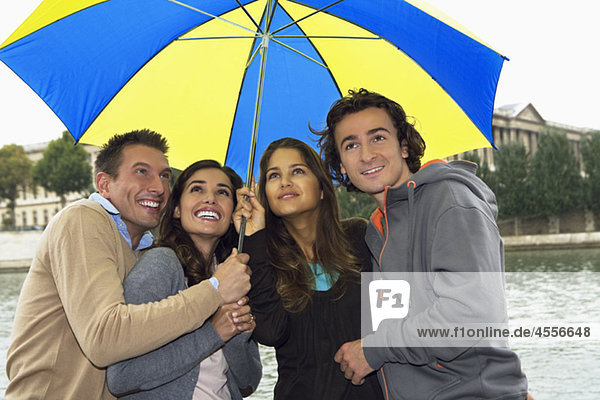 Zwei Paare unter Regenschirm Seine Paris Frankreich