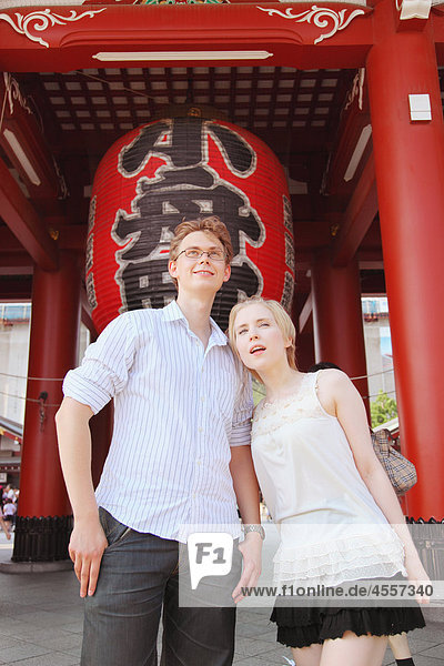 Junge Paar Sightseeing In Japan
