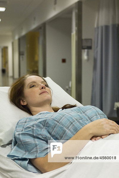 Patientin auf einer Krankenhausbahre liegend