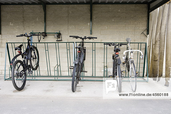 Fahrräder im geschützten Fahrradständer geparkt
