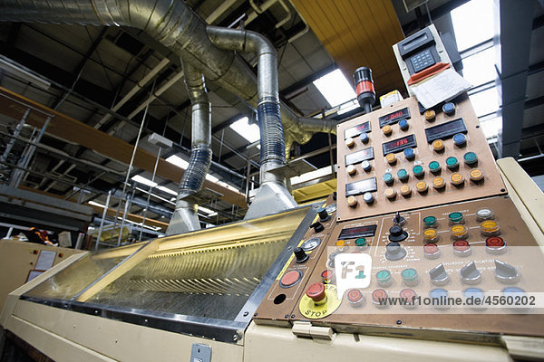 Teppichfliesenfabrik  Schermaschine