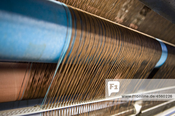 Teppichweberei in der Teppichfliesenfabrik