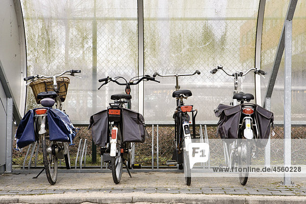 Fahrräder im geschützten Fahrradständer geparkt