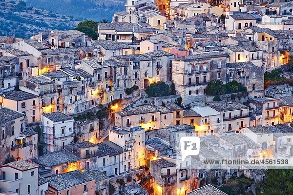 Blick auf Ragusa Ibla  Sizilien  Italien