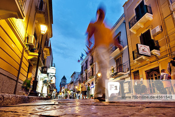 Fußgänger auf der Einkaufsstraße Corso Vittorio Emmanuele  Lipari  Liparische Inseln  Sizilien  Italien