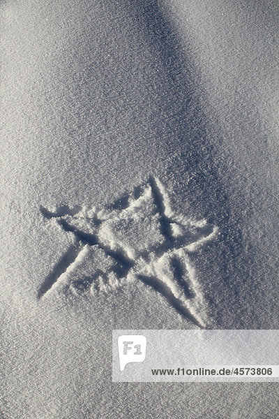 Stern im Schnee