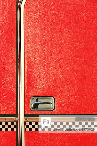 Rote Tür eines Wohnwagens