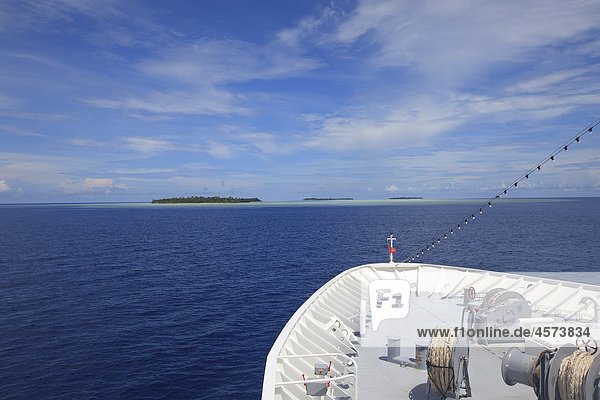 Kreuzfahrschiff vor Maisel,  Lucipara-Inseln,  Indonesien,  Asien