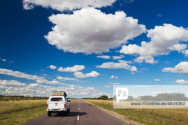 Afrika  Botswana  Landfahrzeug auf der Trans-Kalahari-Autobahn