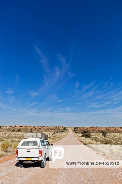 Afrika  Namibia  Kalahari  Landfahrzeug auf Schotterpiste