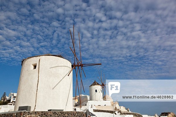 Griechenland  Kykladen  Thira  Santorini  Oia  Blick auf die Windmühle mit der Stadt