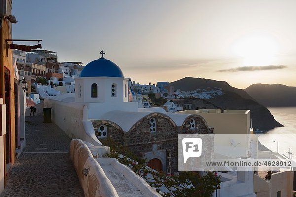 Europa  Griechenland  Ägäis  Kykladen  Thira  Santorini  Santorin  Oia  Blick auf blaue Kuppel und Kirche
