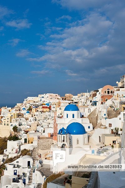 Europa  Griechenland  Ägäis  Kykladen  Thira  Santorini  Oia  Blick auf blaue Kuppel und Glockenturm einer Kirche