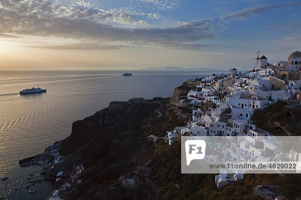 Griechenland  Kykladen  Thira  Santorini  Blick auf Oia und Windmühlen bei Sonnenuntergang