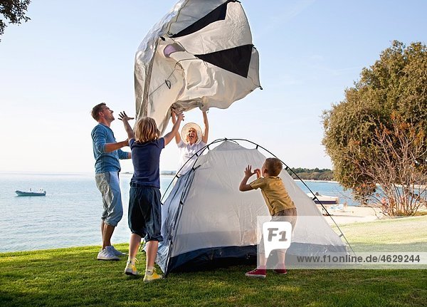 Kroatien  Zadar  Familie beim Zelten am Strand