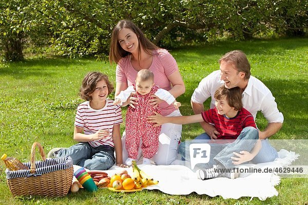 Deutschland  Bayern  Familie beim Picknick