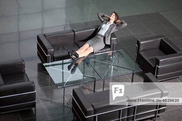 Geschäftsfrau auf dem Sofa liegend