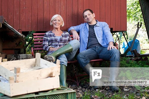 Mann und Frau auf dem Bauernhof  lächelnd  Portrait