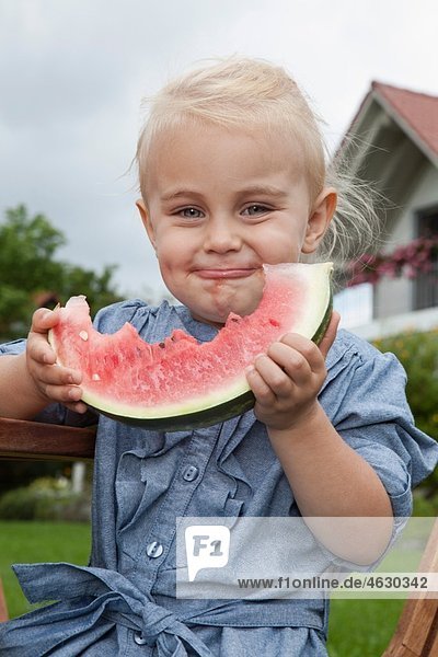 Mädchen (2-3 Jahre) isst Wassermelone  Portrait