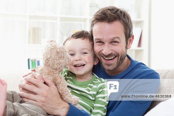 Deutschland  Bayern  München  Vater und Sohn (2-3 Jahre) mit Teddybär  Portrait  Lächeln