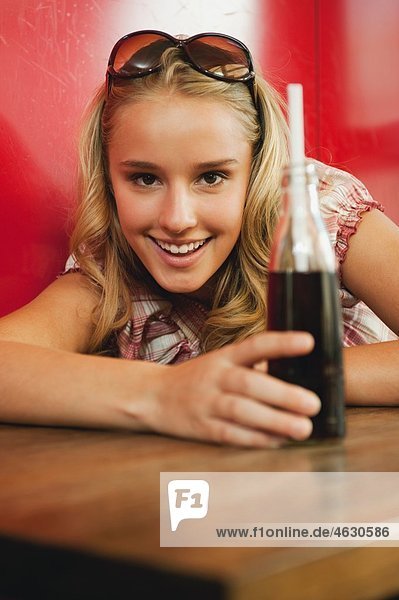 Teenagerin im Café  lächelnd  Portrait