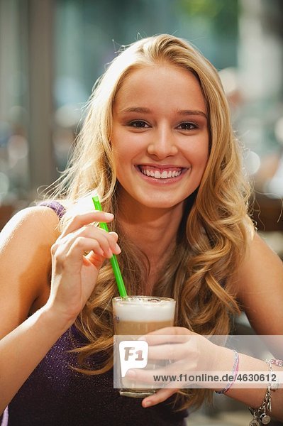 Teenagerin im Café  lächelnd  Portrait