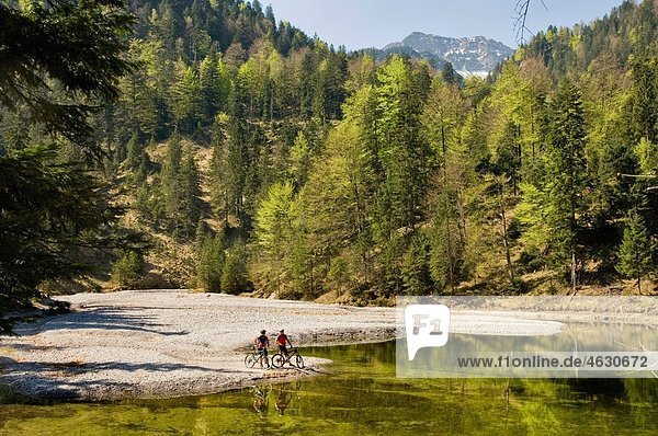 Deutschland  Bayern  Garmisch  Mountainbiker am See