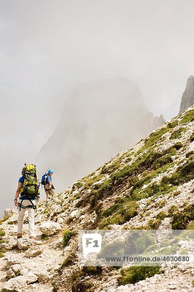 Italien  Dolomiten  Bergwanderer auf dem Rosengarten