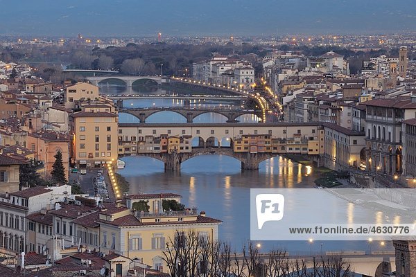 Italien  Toskana  Florenz  Blick auf die Brücke am Arno bei Tagesanbruch