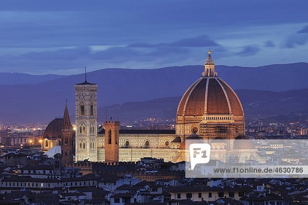 Italien  Toskana  Florenz  Palazzo Vecchio  Blick auf Santa Maria del Fiore die Kuppel von Florenz in der Abenddämmerung