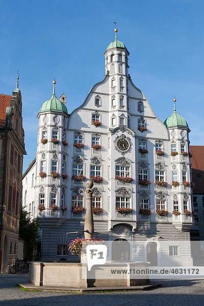 Deutschland  Bayern  Allgäu  Memmingen  Blick auf Marktplatz mit Rathaus und Brunnen