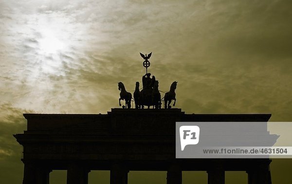 Deutschland  Berlin  Blick auf den brandenburger tor in der Abenddämmerung