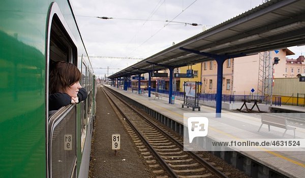 Tschechoslowakei  Junge Frau schaut durchs Zugfenster