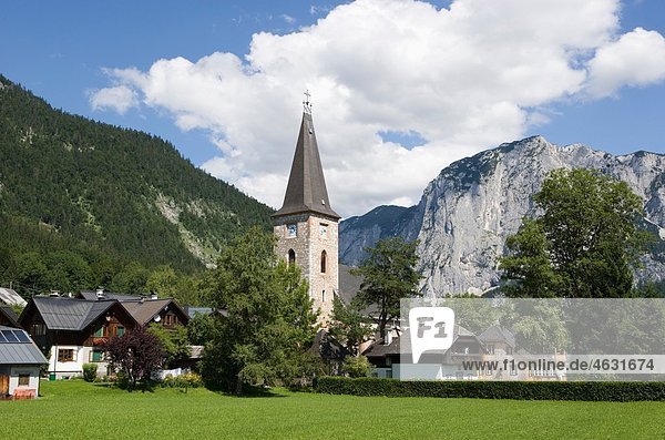 Österreich  Salzkammergut  Ausseerland  Altaussee  Blick auf die pfarrkirche sankt aegid kirche am tressensteinberg