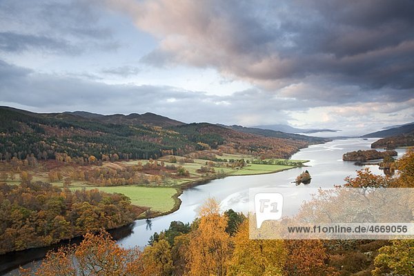 Herbstliche Bäume und See Loch Faskally Pitlochry Schottland