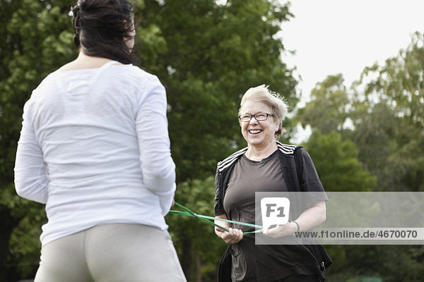 Zwei Frauen trainieren und lachen